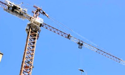 מנוף באתר בנייה בהרצליה. צילום: שרון אונליין