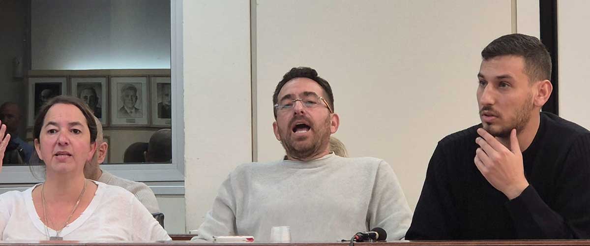 ישיבת מועצת העיר רמת השרון בתמונה שלשה חברי מועצה מימין: דן רוק, אהד בלייר, קרן מקסימוב ברנדס.