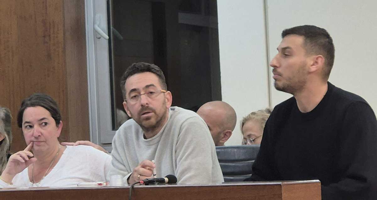 ישיבת מועצת העיר רמת השרון בתמונה שלשה חברי מועצה מימין: דן רוק, אהד בלייר, קרן מקסימוב ברנדס.