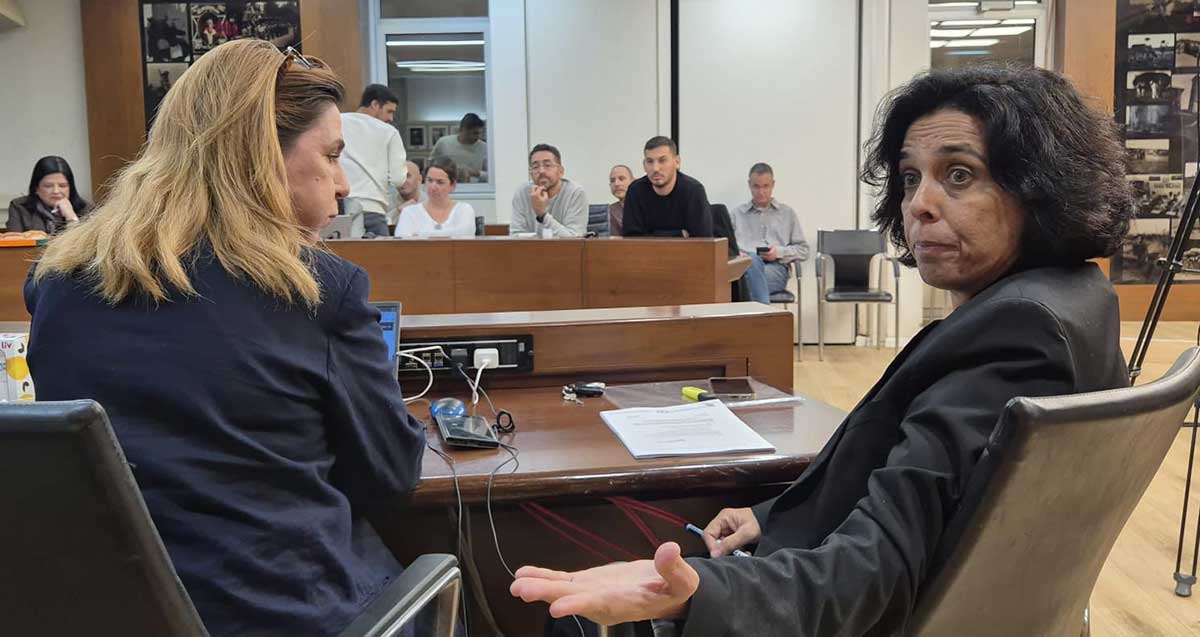 דניאלה יעקובי, גייל שורש יושבות ליד שולחן באולם מועצת העיר רמת השרון