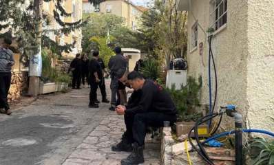 אנשי כבאות ומשטרה בהרצליה - שיפוצניקים. אנשים רבים בין שני בניינים.