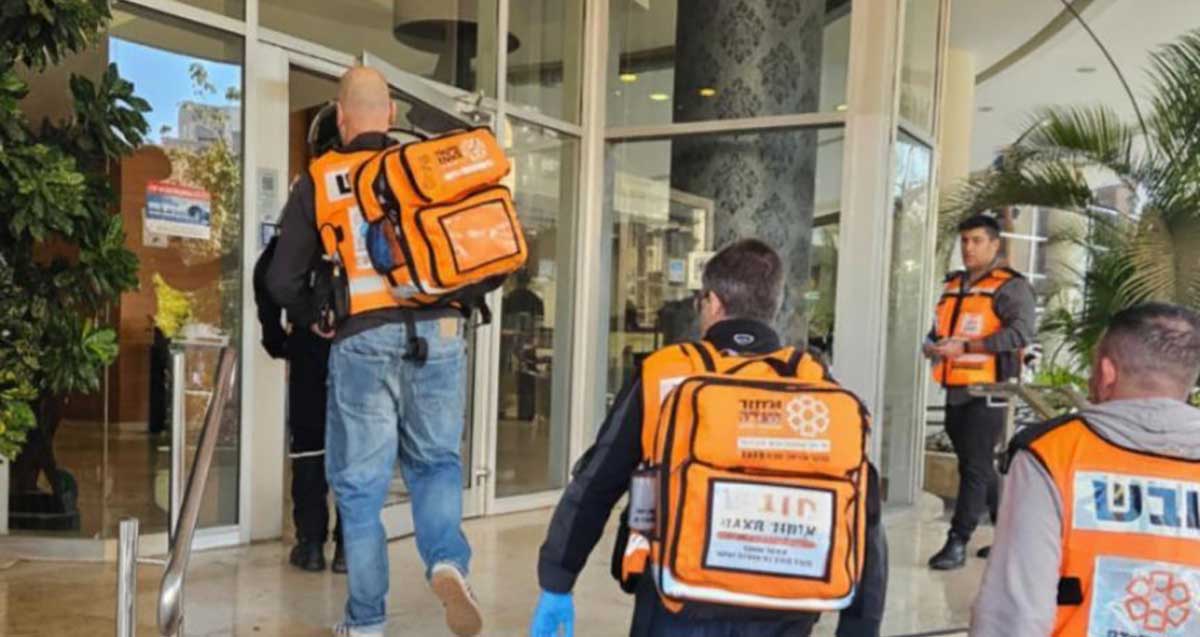 חובשי איחוד הצלה בלבי הבניין ברחוב סוקולוב