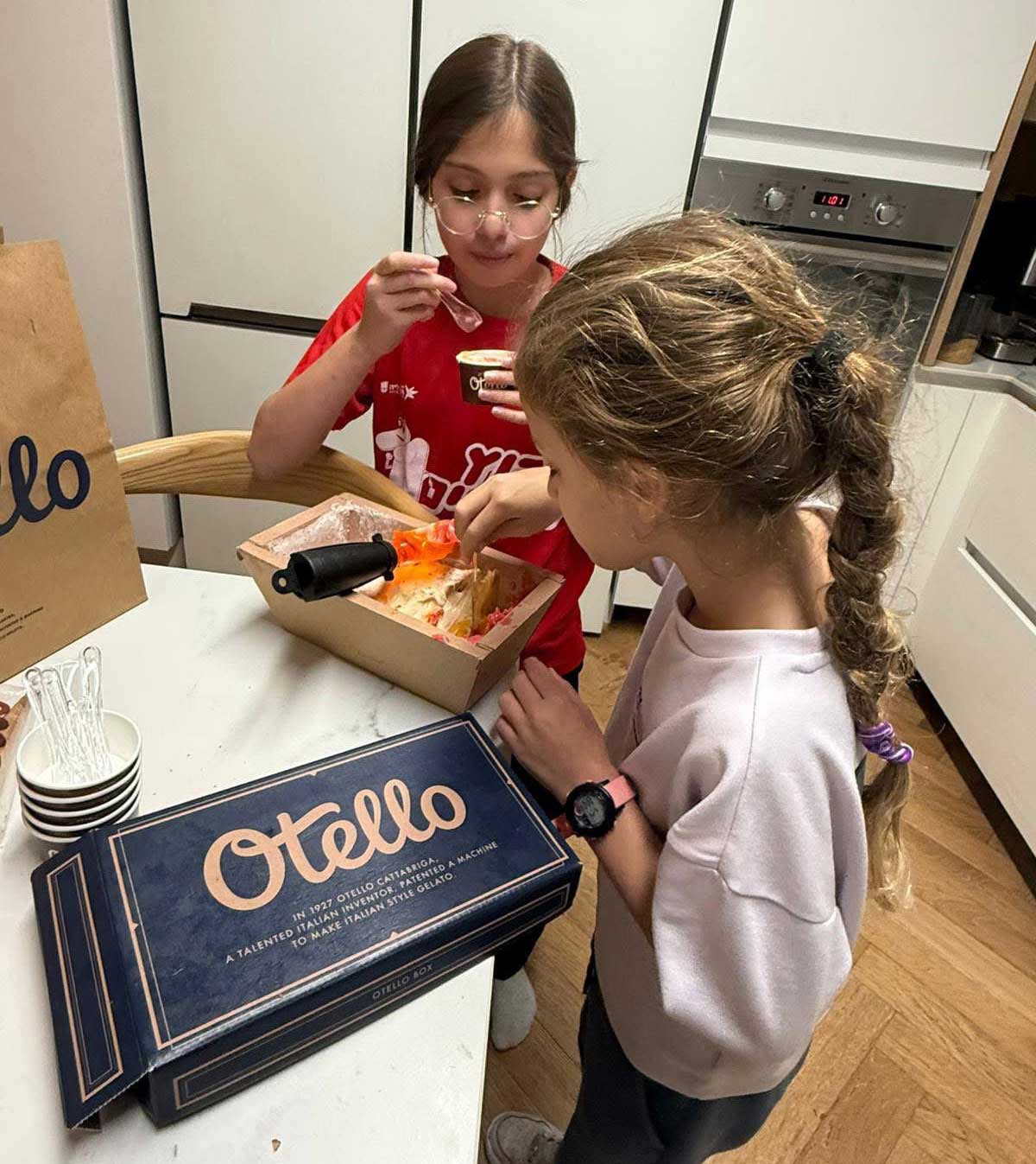 הבנות של יריב פישר אוכלות במטבח גלידה של otello