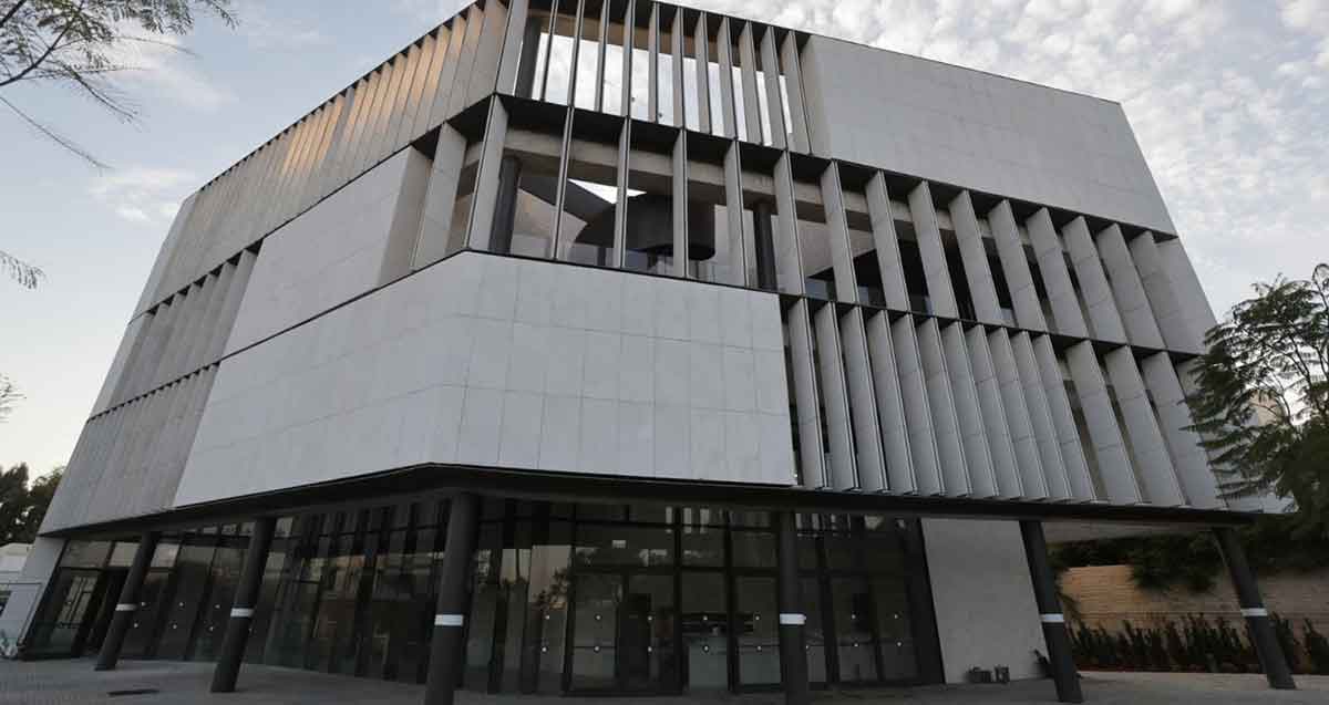 מרכז תרבות "המסילה" בשכונת הרצליה ב'. בניין בצורת פירמידה קטומה, בגובה של ארבע קומות.
