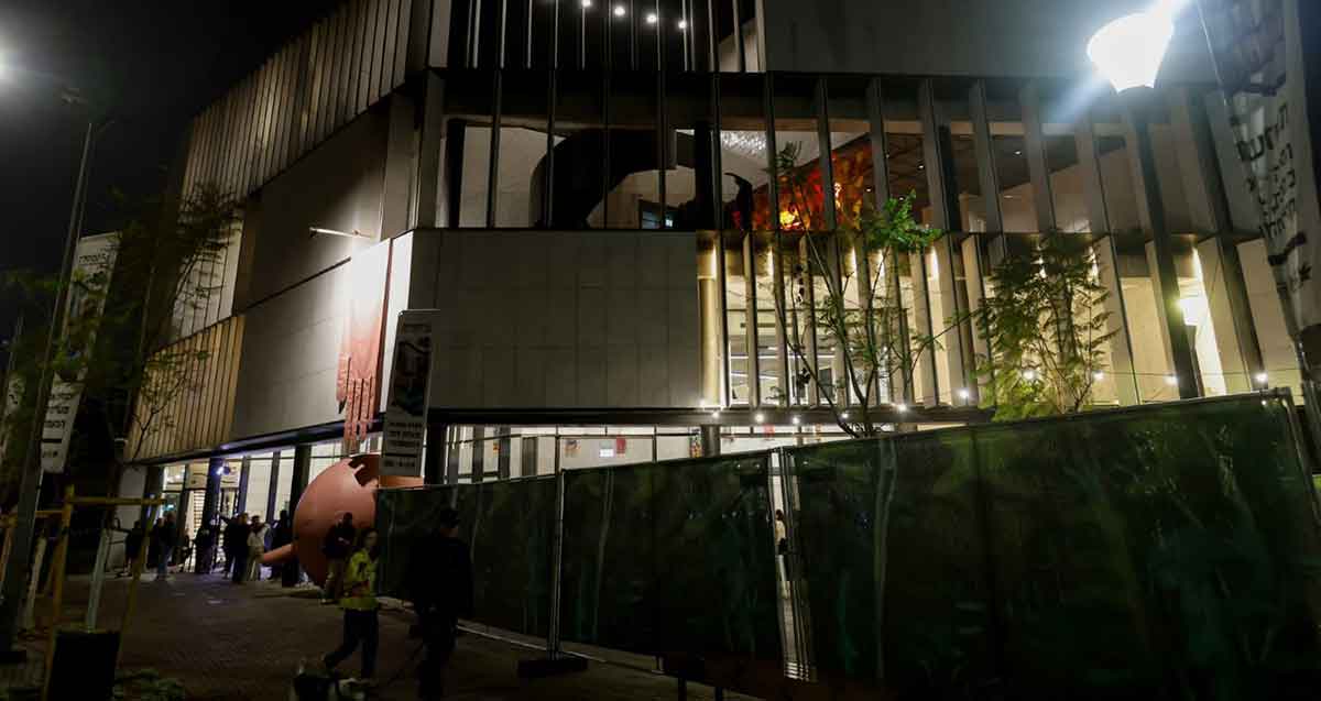 מרכז תרבות "המסילה" בשכונת הרצליה ב'. בניין בצורת פירמידה קטומה, בגובה של ארבע קומות. תמונה של הבניין בלילה כשהוא מואר. בכניסה מיצג בצורת כדור אדום.