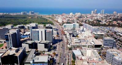 צילום רחפן של הרחוב הראשי במוביל לים מעל איזור התעשייה בהרצליה