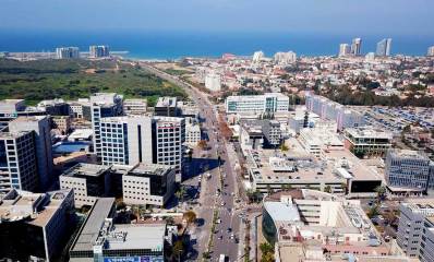 צילום רחפן של הרחוב הראשי במוביל לים מעל איזור התעשייה בהרצליה