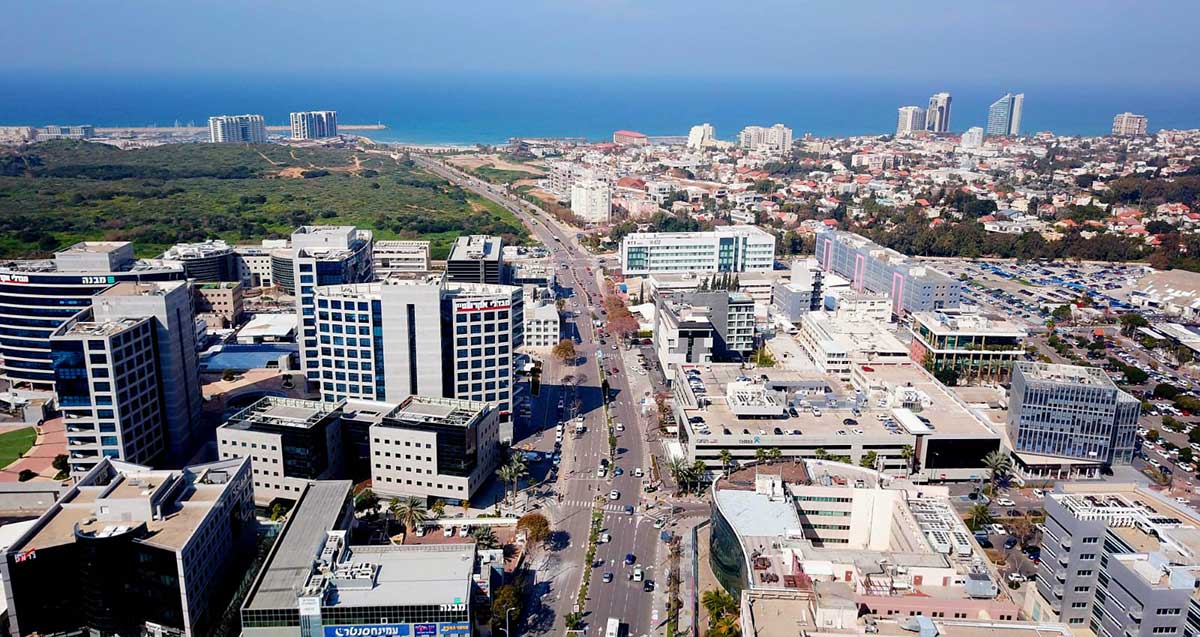 צילום רחפן של הרחוב הראשי במוביל לים מעל איזור התעשייה בהרצליה