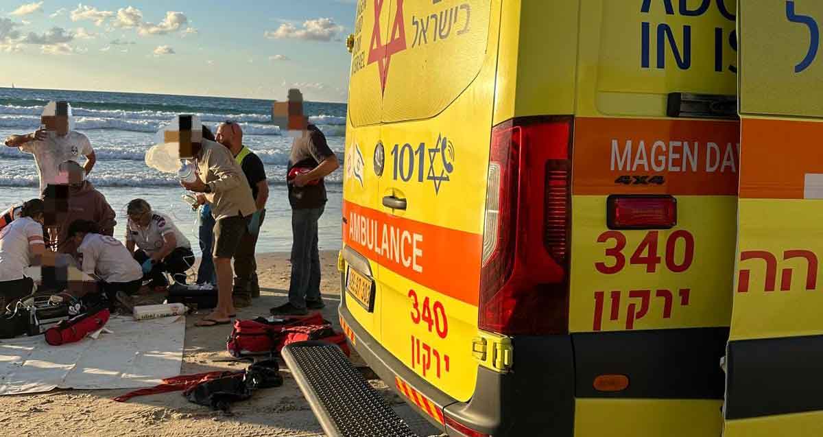 צוות מד"א מטפל בגבר על חוף הים. צוות מד"א עושה פעולות החייאה בחוף הים. אמבולנס מד"א ליד המקום.