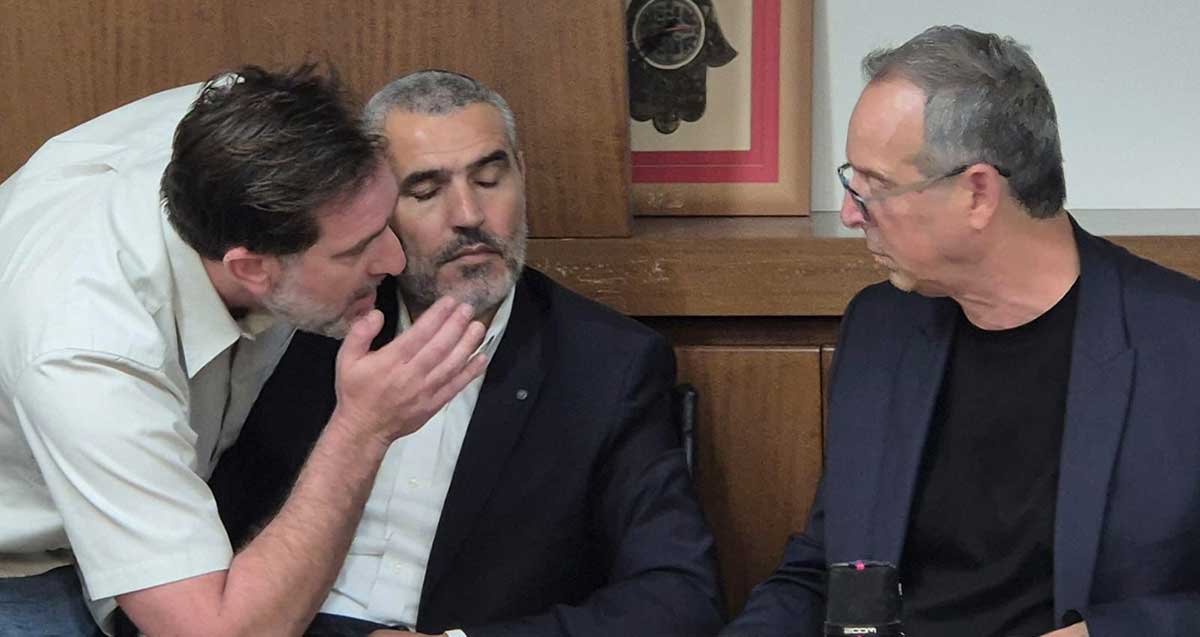 עורך דין עמית גייגר לוחש לאיציק רוכברגר וליעקב קורצקי בישיבת מועצת העיר