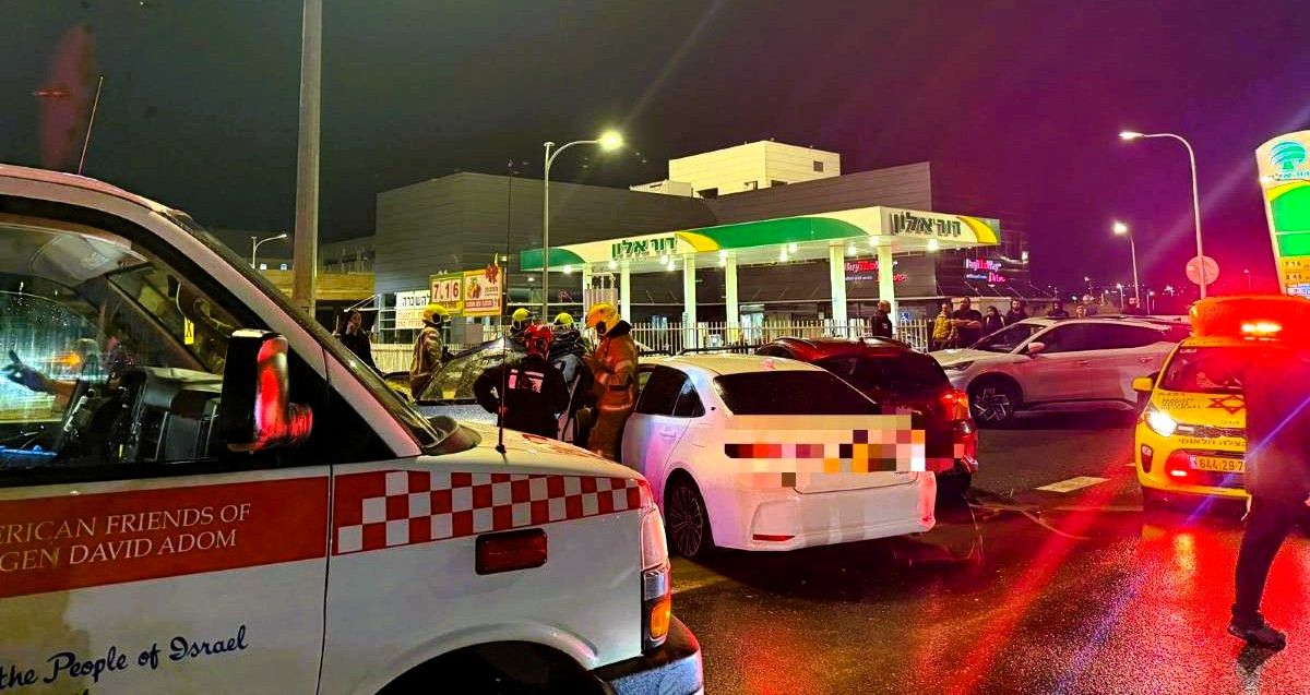 זירת התאונה ברחוב דב לאוטמן בכפר סבא. צילום: מד"א