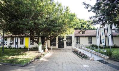 בניין הנהלת עיריית כפר סבא. בניין ארוך חד קומתי עם גג רעפים אדומים.