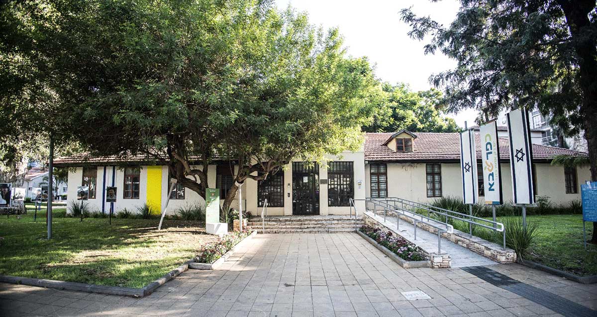 בניין הנהלת עיריית כפר סבא. בניין ארוך חד קומתי עם גג רעפים אדומים.