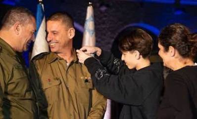 קובי אלפסי מקבל דרגות אל״מ, הבן שלו עונד לו לצידו הרמטכ״ל אייל זמיר