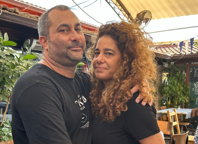בני הזוג גל וגילי לב רן עומדים מחוברים במסעדה, צילום: פרטי 