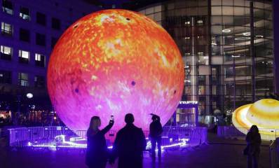 פסטיבל אורות במרכז הרצליה. ספירה או שמש ושבתאי