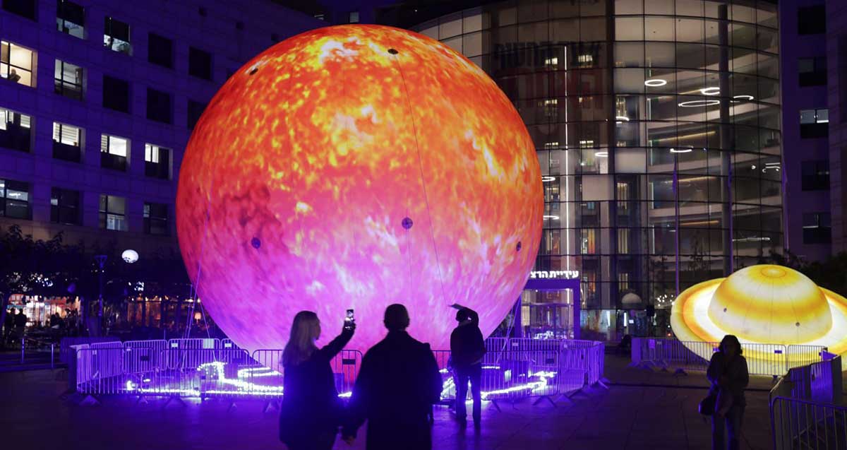פסטיבל אורות במרכז הרצליה. ספירה או שמש ושבתאי