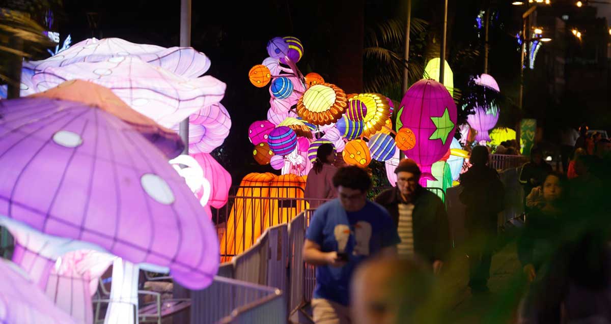 פסטיבל אורות במרכז הרצליה. דמויות מהאגדות