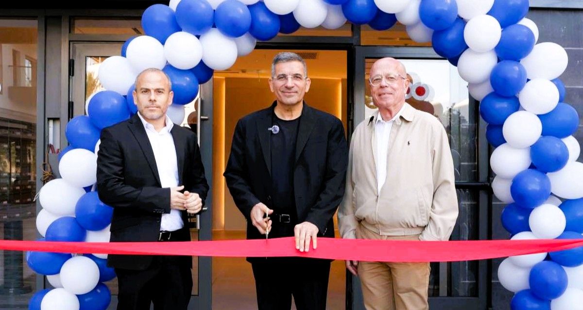 יעקב אטרקצ׳י, מנכ"ל ובעלים קבוצת אאורה גוזר את הסרט. לצדו - אלי מנגרסקי, יו"ר מגידו מקבוצת אאורה, ובן מיוסט, מנכ"ל מגידו מקבוצת אאורה. צילום: אאורה