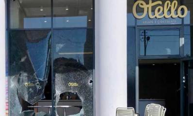 סניף גלידריית אותלו בשכונת נווה ישראל. וויטרינות מנופצות