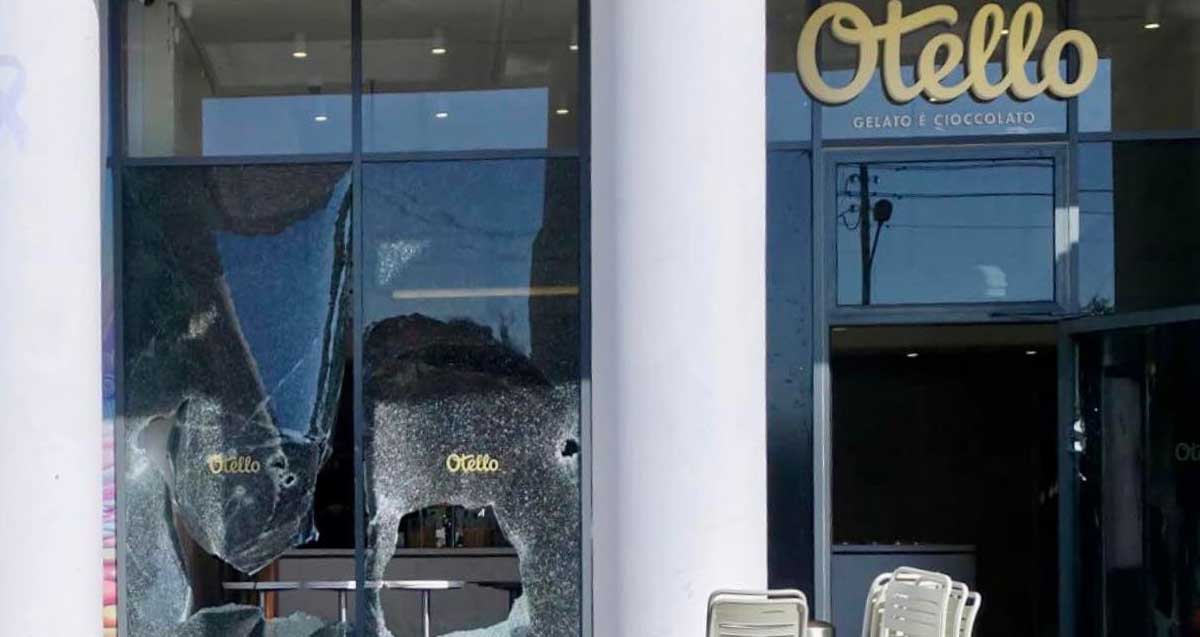 סניף גלידריית אותלו בשכונת נווה ישראל. וויטרינות מנופצות