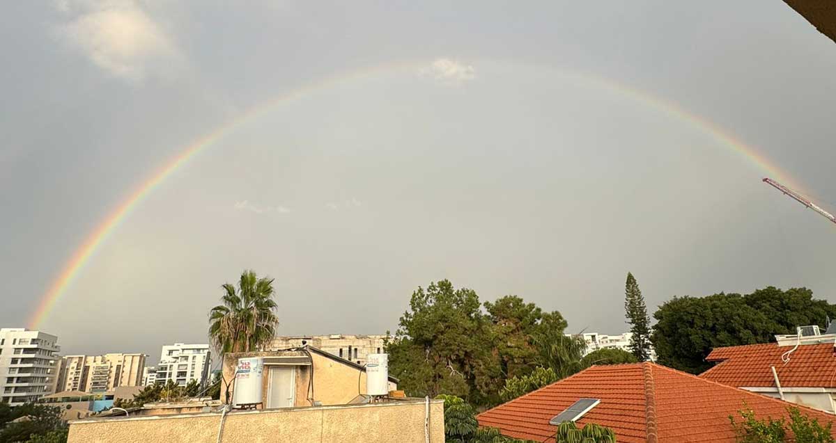 קשת בענן מעל גגות הבתים בהרצליה.