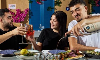 2 בנים ובת יושבים על הבר עם אוכל ואלכוהול, צילום: מתן אביב