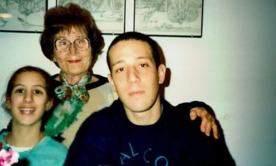 צילה אפל ז"ל ונכדיה עודד ויעל ארבל, צילום: פרט