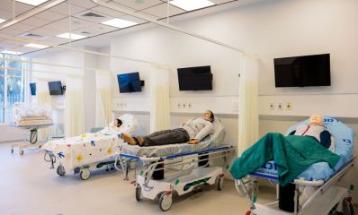 חדר המיון בבית הספר - עם מיטות ובובות במקום חולים, צילום: אלון גלבוע