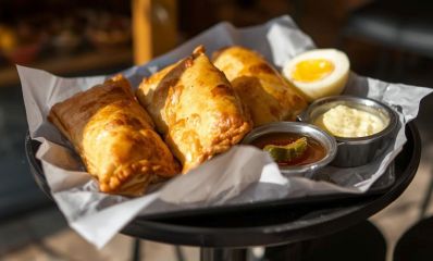 בורקס במגש עם ביצה קשה, טחינה ורסק עגבניות, הדמיית בינה מלאכותית: שרון אונליין