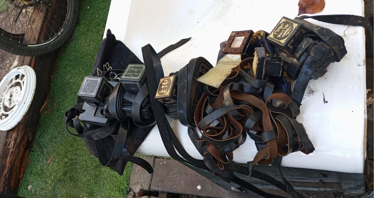 2 תפילין מהודרים מלוכלכים בבוץ, צילום באדיבות בית חב"ד הוד השרון