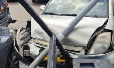 רכב פרטי לבן שהחלק הקדמי שלו מעוך ומרוסק לתוך עמודי ברזל, צילום: מד"א