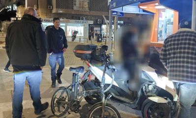 שוטרי מחלק הנוער ליד נער מטושטש פנים שרכב על קורקינט חשמלי, צילום: משטרה