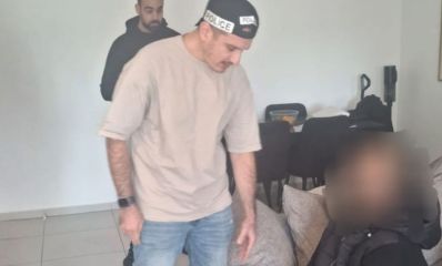 מעצר חשוד בדירת מסתור יושב על הספה ופניו מטושטשות, צילום: משטרה