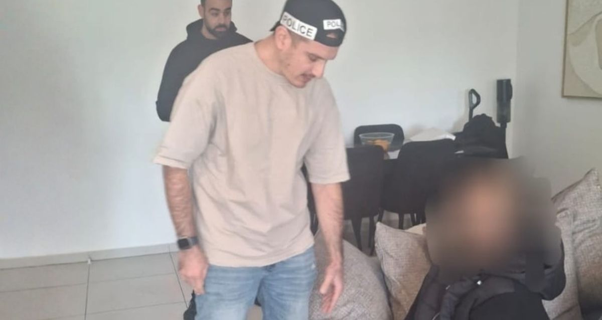 מעצר חשוד בדירת מסתור יושב על הספה ופניו מטושטשות, צילום: משטרה