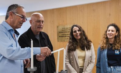 מנכ"ל בית ספר רימון, משה סיני וראש עיריית רמת השרון, איציק רוכברגר הדס דניאלי ילין, מנכ״לית החמ"ל האזרחי בטקס הדלקת חנוכיה, צילום: עדי אקשטיין