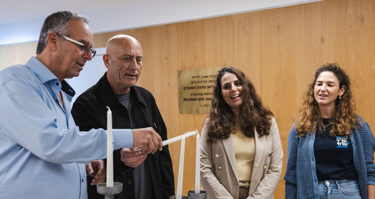 מנכ"ל בית ספר רימון, משה סיני וראש עיריית רמת השרון, איציק רוכברגר הדס דניאלי ילין, מנכ״לית החמ"ל האזרחי בטקס הדלקת חנוכיה, צילום: עדי אקשטיין