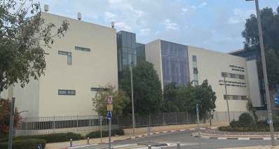 קמפוס אוניברסיטת רייכמן. מבנה ארוך של שני אגפים וביניהם מבנה מצופה זכוכית.