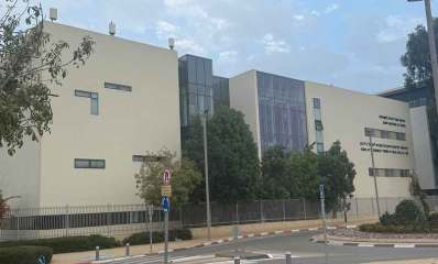 קמפוס אוניברסיטת רייכמן. מבנה ארוך של שני אגפים וביניהם מבנה מצופה זכוכית.