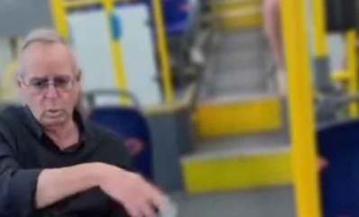 רוכברגר בקו 909. יושב באוטובוס.