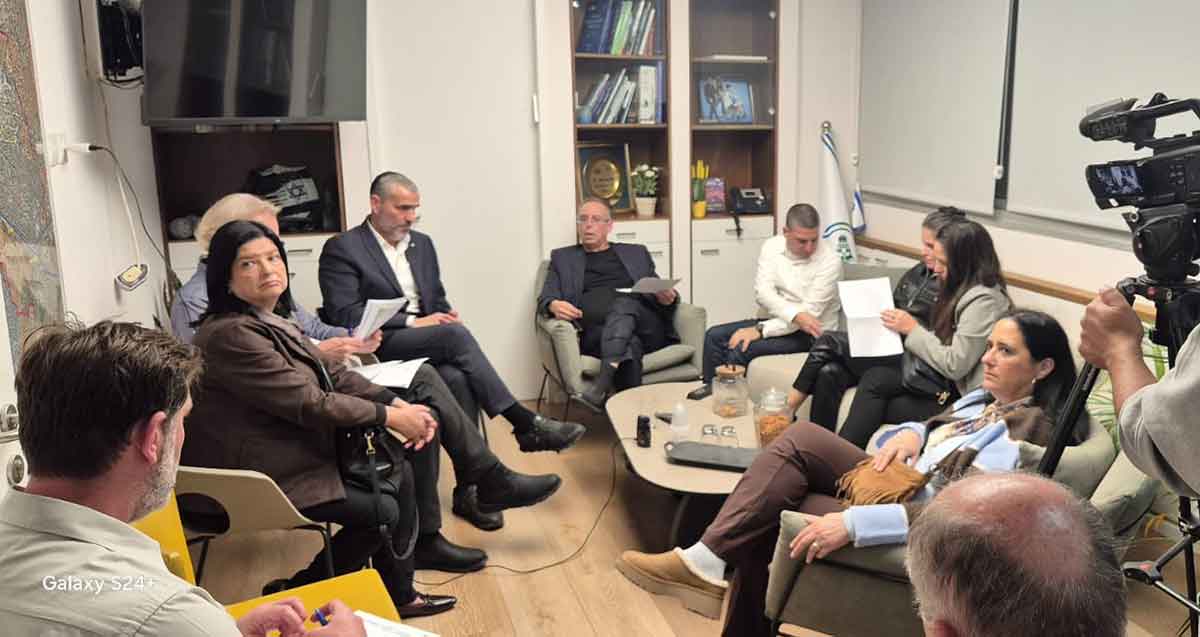 ישיבת מועצת העיר המסוננת בלשכת רוכברגר