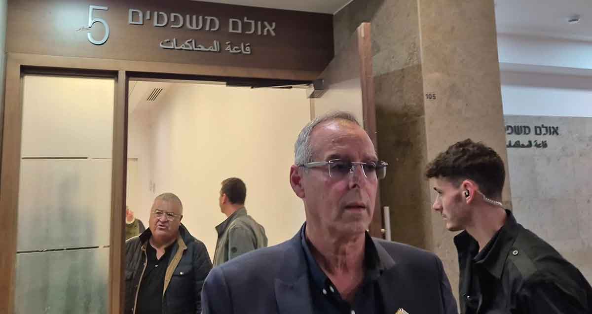 רוכברגר מאובטח ע"י משמר בתי המשפט, בפתח אולם משפטים 5.