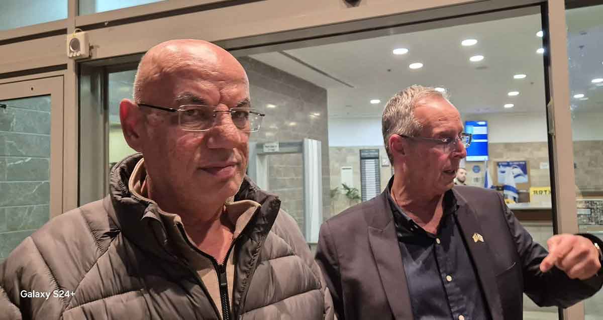 יהודה קצב מנהל המוקד העירוני רמת השרון עם איציק רוכברגר