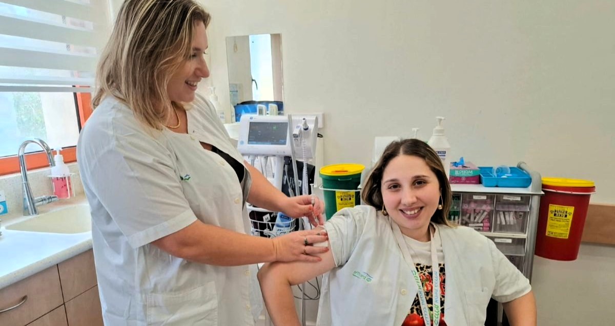 חיסון נגד שפעת במרפאת כללית. צילום: כללית