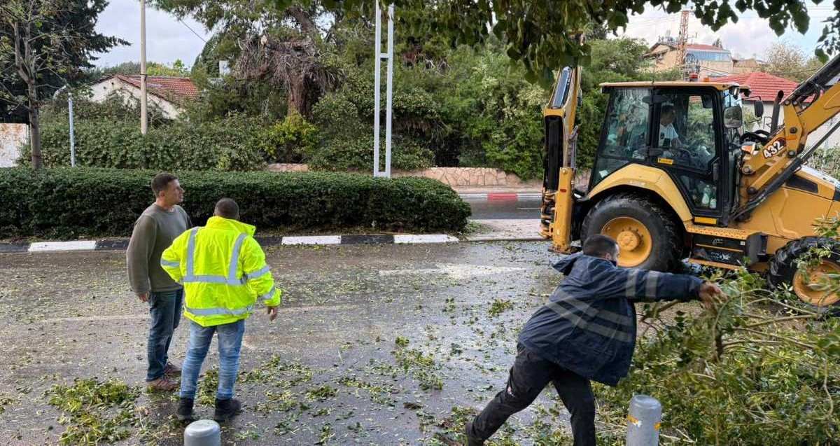 עובדי עיריית הרצליה מטפלים במפגעי הסערה. צילום: דוברות העירייה