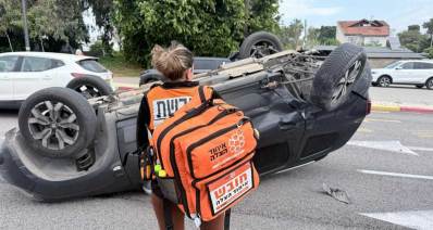 תאונה עם מעורבות שני כלי רכב בדרך רמתיים בהוד השרון. רכב אחד התהפך ולידו עומדת חובשת של איחוד הצלה עם תרמיל של חובש איחוד הצלה.