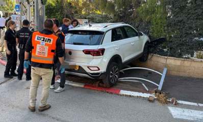 תאונה עם מעורבות שני כלי רכב ברחוב החיל פינת קרן היסוד ברעננה. מכונית פרטית על המדרכה וסביבה חובש , איש ביטחון של עיריית רעננה ועוד אנשים.