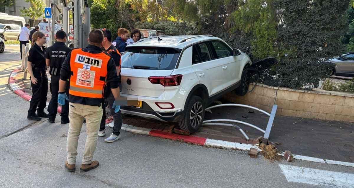 תאונה עם מעורבות שני כלי רכב ברחוב החיל פינת קרן היסוד ברעננה. מכונית פרטית על המדרכה וסביבה חובש , איש ביטחון של עיריית רעננה ועוד אנשים.