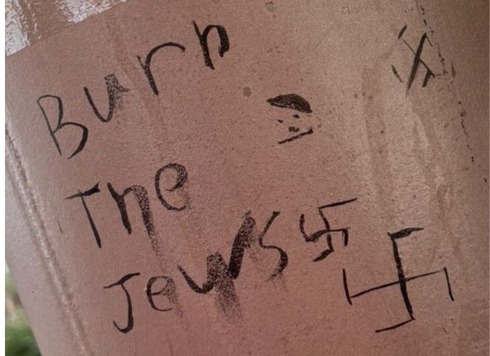 כתובת נאצה וצלבי קרס בקניון ערים כפר סבא, צילום: מתוך רשתות חברתיות לפי סעיף 27 א'