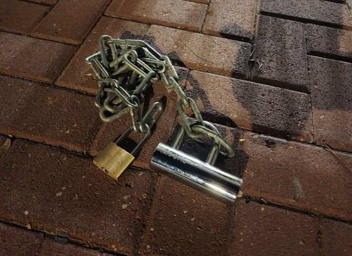 המנעול ששמה עיריית הוד השרון על תחנת המשטרה על הרצפה, צילום: משטרה